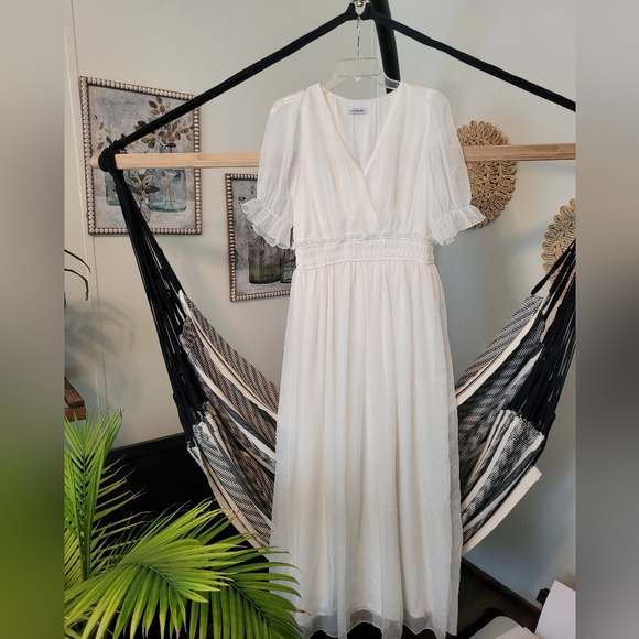 Magnolia Boutique Dresses & Skirts - Gorgeous Cream Maxi Dress